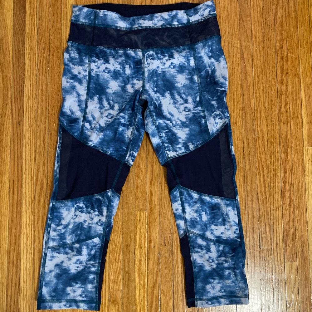 Lululemon Womens Size 4 Capris Blue and White